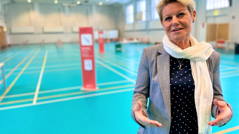 17 februari. Massvaccinationen står för dörren, när tidningen träffar Region Sörmlands samordnare Gunilla Carlson Kjell på Campushallen som kommunen lånar ut. Här ska 1 200 invånare per dag få sin första spruta. Exakt när är oklart, men redan dagen efter provkörs hallen då kommunens omsorgspersonal får sina sprutor. I slutet av december 2021 har över 80 procent av befolkningen fått minst två sprutor.