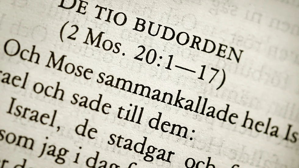 Trots att de tio budorden skrevs för tusentals år sedan är de aktuella i dag, menar skribenten. 