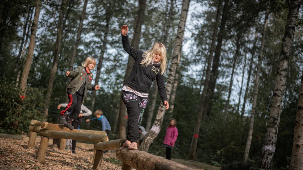 Tuva Brantedal fokuserar för att inte ramla. – Jag har varit med och lagt sågspån så det är mjukt om man ramlar, säger Tuva Brantedal, 8 år.