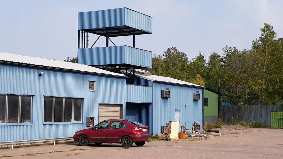 Marken vid brandstationen är förorenad av PFAS, en grupp av kemikalier som använts i brandsläckningsskum och som är skadliga för både miljö och hälsa. Även dagvatten och grundvatten i området är förorenade.