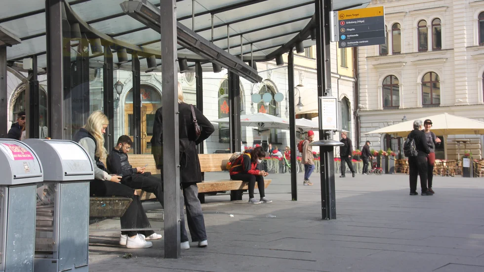 Den frekventa UL-resenären Kerstin Högmark är trött på de smutsiga busskurerna på Stora torget.