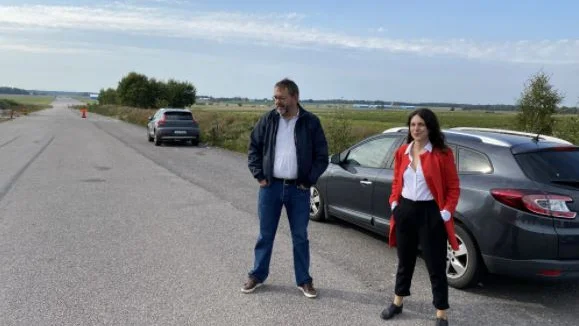 Mattias Ottosson (S) och Teresa Carvalho (S) på Bråvallaområdet i Norrköping, där de vill se ett nytt storfängelse byggas.