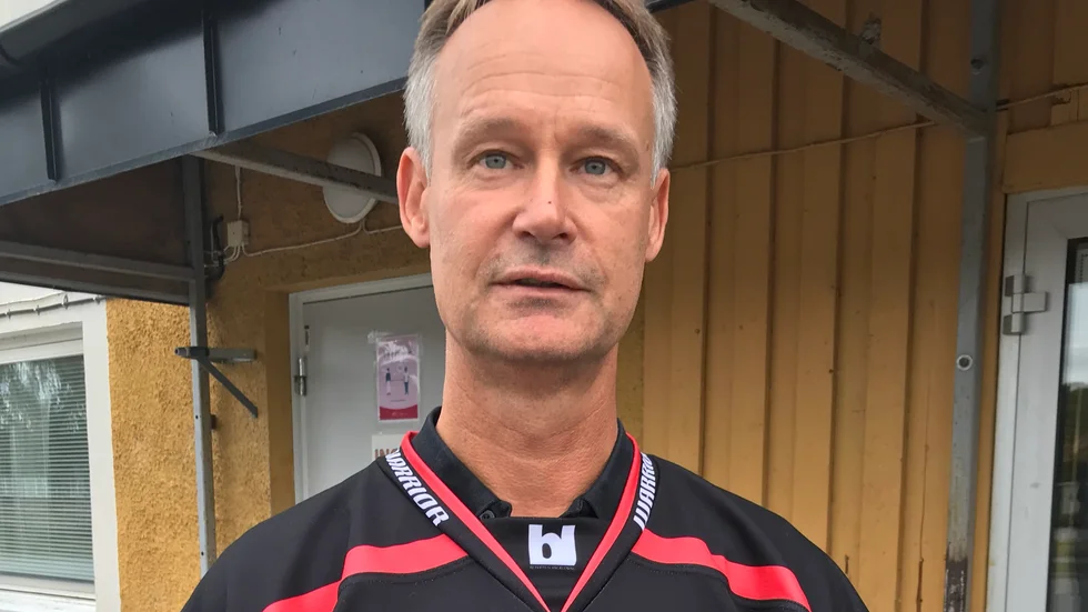 Jonas Boklund berättar att klubben märker upp 50 platser inne i ishallen för att skapa avstånd mellan åskådarna.