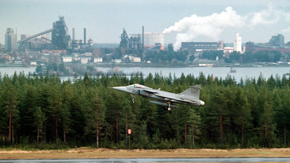 Ett Gripenplan lyfter från F 21 i Luleå. Nu står två intressen mot varandra sedan flygstaben sagt nej till att etablera Hybrit i Luleå.