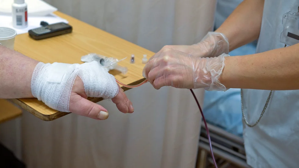 Självfallet bör sjukvården tillföras mer resurser, men vi ser även potential att förbättra vårdens metoder så att resurserna används mer effektivt. Skriver Hans Hedlund.