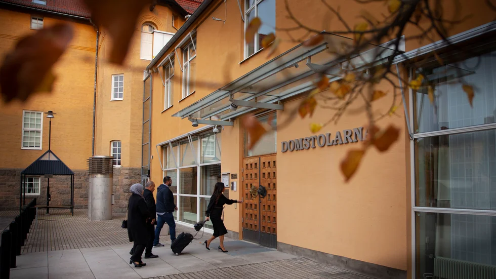Anhöriga till Mohamad Ammouri på väg in i Linköpings tingsrätt på måndagsmorgonen i sällskap med målsägandebiträdet Elisabeth Massi Fritz. 