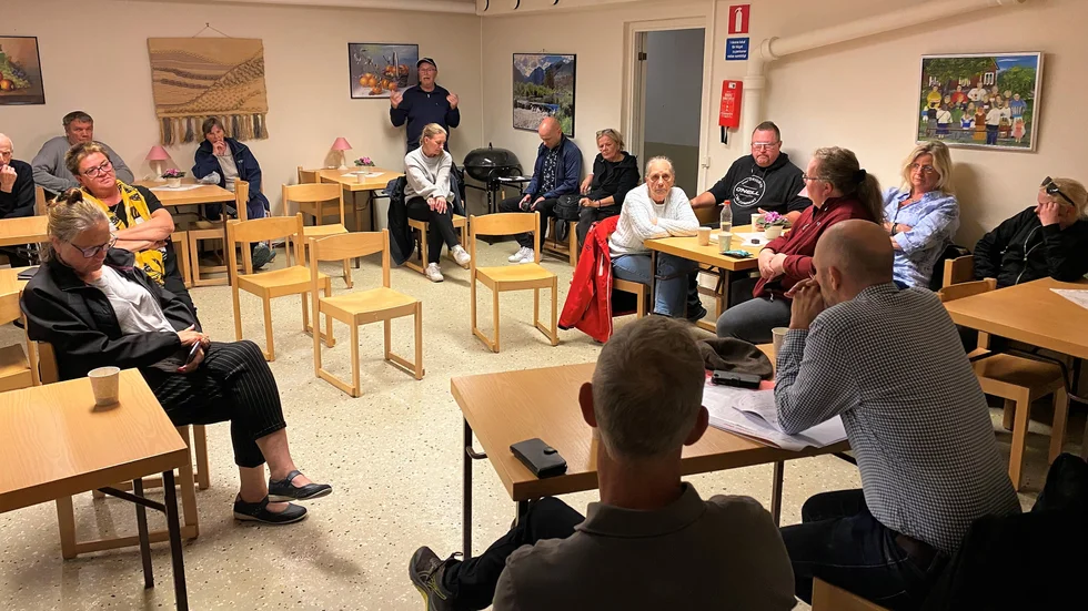 Hyresgästerna hade många frågor till Lars Löfgren, marknadschef på Hyresbostäder, och Nicklas Lundström (V) som brinner för bostadsfrågor.