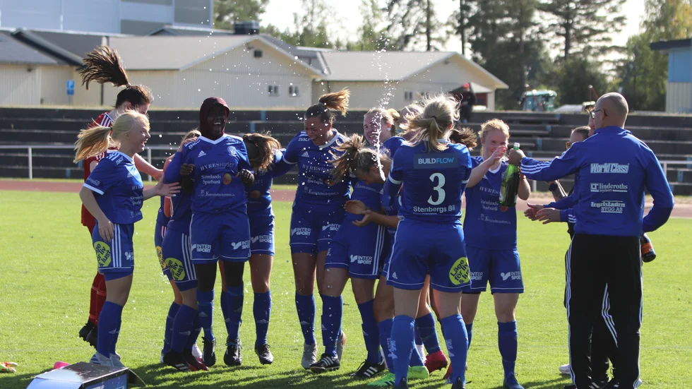 Det är ett år sedan DFK Värmbol firade seriesegern i division 3 och tog klivet upp. Men laget tvingades tacka nej till tvåan och tvångsnedflyttades till fyran. Nu har laget chansen att bli seriesegrare för andra året i rad.