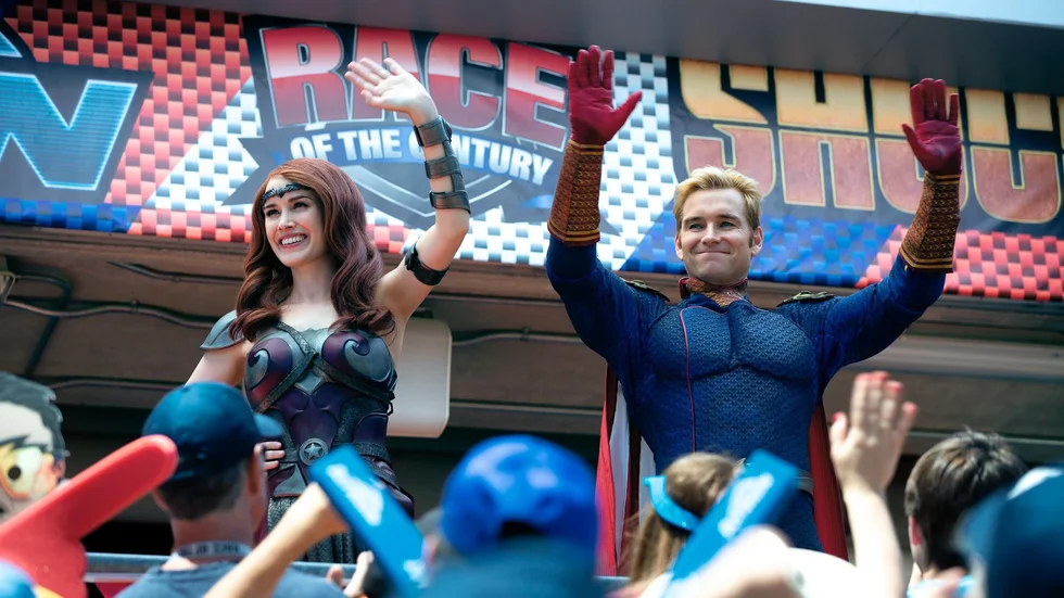 Dominique McElligott och Antony Starr spelar samvetslösa superhjältar i "The boys". Pressbild.