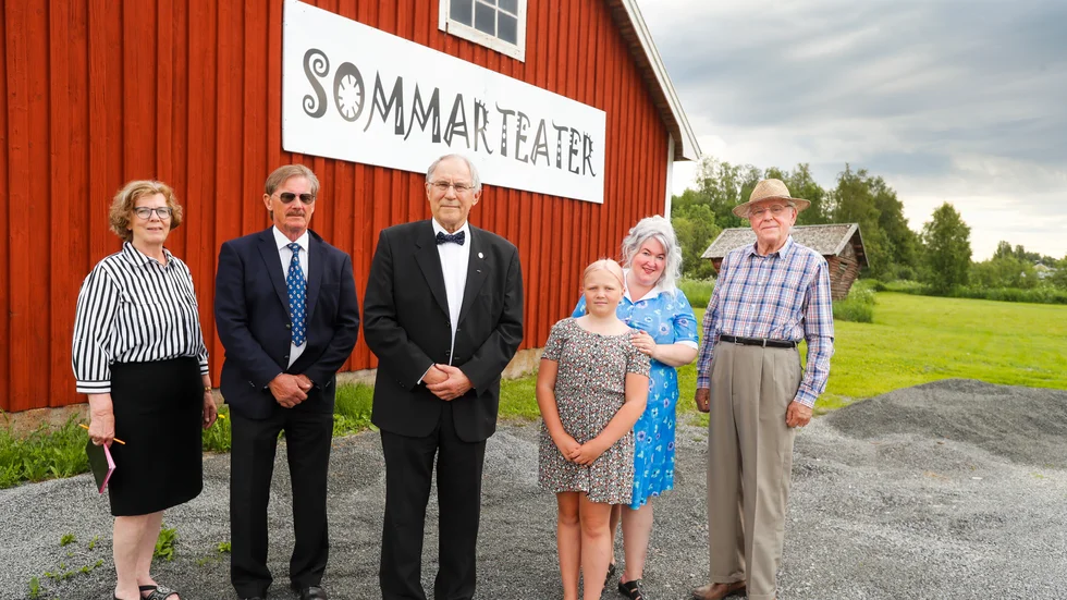 Delar av ensemblen (fr v): Monica Westman, Stefan Wennberg, Lars Suo, Elsa Slagner Asplund, Anne Angeria och Lars Westman. Anne Angeria stod för ansökan till Lehtos stipendiefond, som beviljades.
