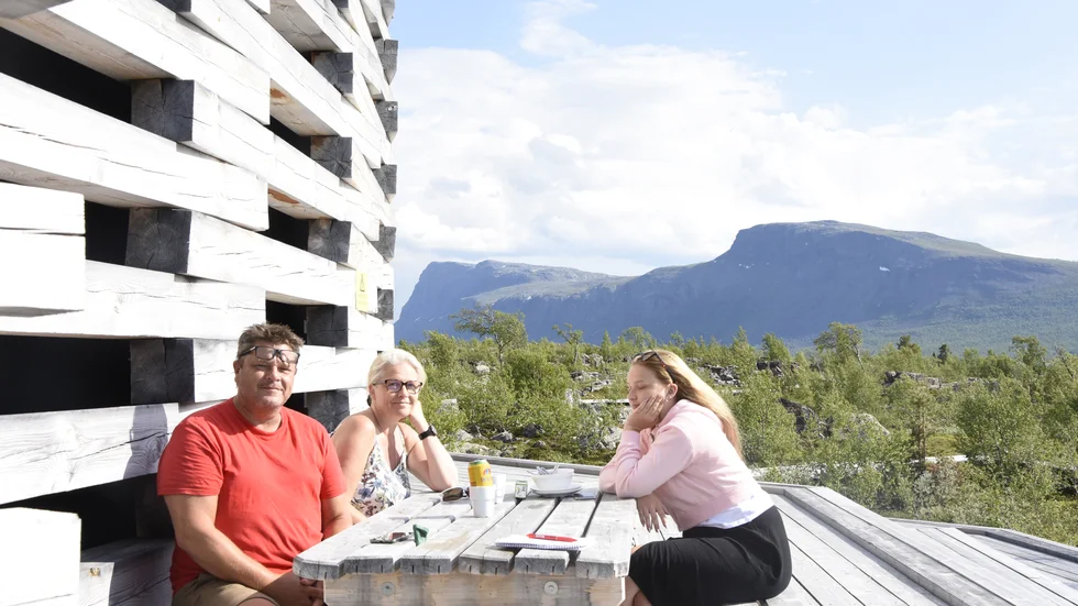 Torgny Lundin, Carina Löfving Lundin och Klara Löfving Lundin från Katrinehom fikar på naturrum Laponias altan.