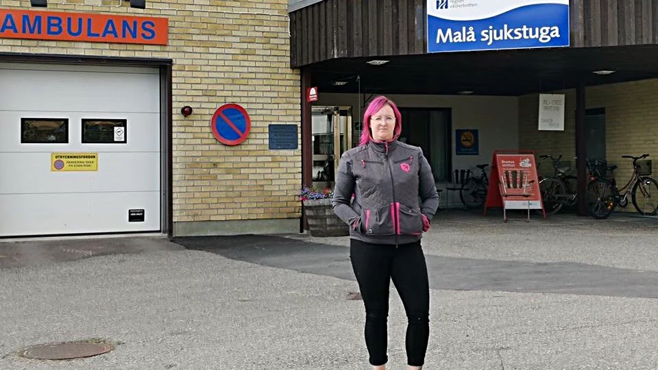 Mona Persson tycker att vårdpersonalen gör ett fantastiskt jobb. Nu gäller det att se till att akutvården och ambulansen blir kvar i Malå.
