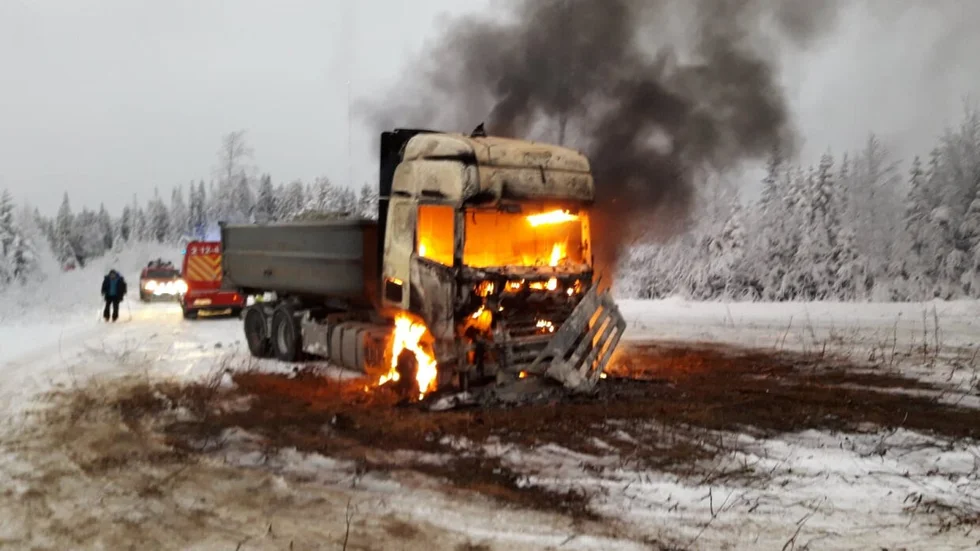 En lastbil blev totalförstörd i en brand i Degerträsk på onsdagen. 