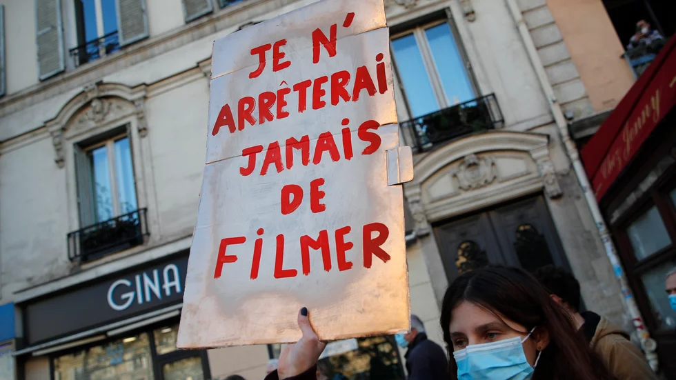 "Jag kommer aldrig att sluta filma". En av många plakat som användes under demonstrationen mot det lagförslag om att begränsa delande av bilder på poliser i tjänst.
