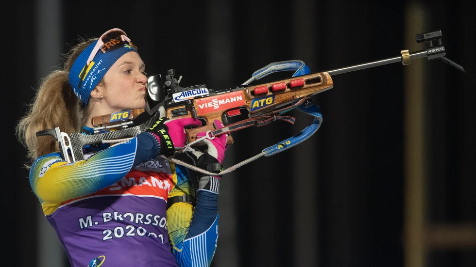 Mona Brorsson är först ut i damernas distans som inleder världscupen i skidskytte i dag.