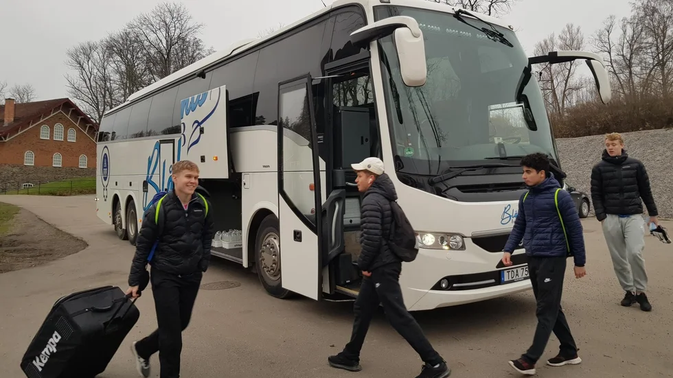 Några av ÅFF-spelarna i samband med avfärden mot Göteborg.