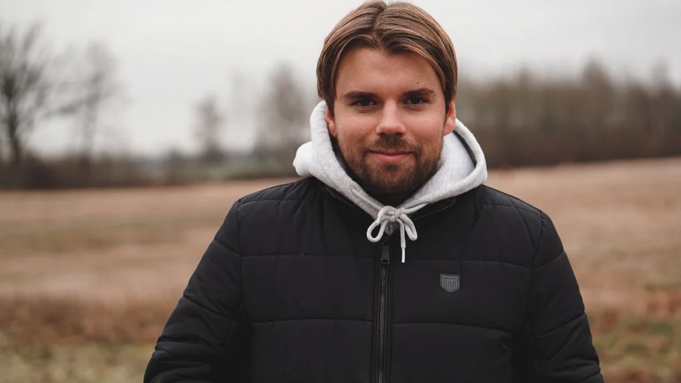 Simon Gransö är uppvuxen i en kristen familj i Fornåsa och har alltid tillkännagett sig själv som kristen.
