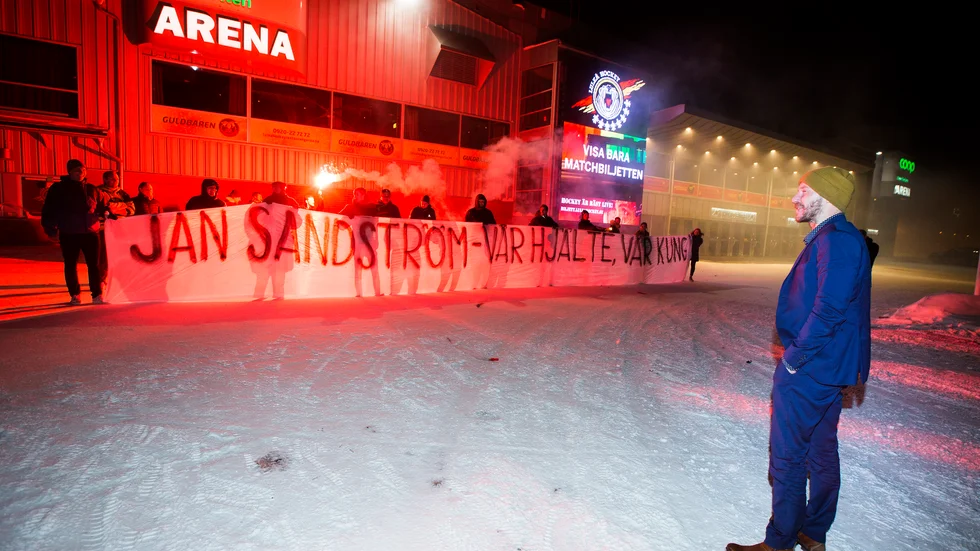 Luleå Hockeys kultspelare Janne Sandström överraskades av fansen efter sin rekordmatch borta mot Karlskrona.