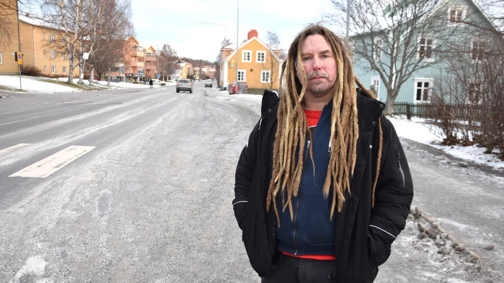 En låt på 28 sekunder var början till Pierre Petterssons solodebut ”Måste man vara så jävla lycklig hela tiden”.