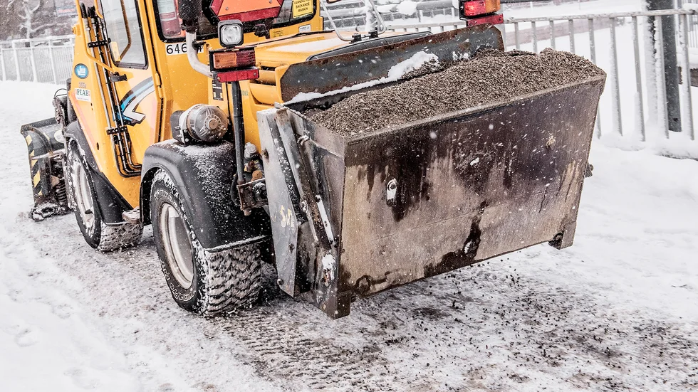 Skribenten menar att det borde vara av största vikt att halkbekämpa lasarettsparkeringen.