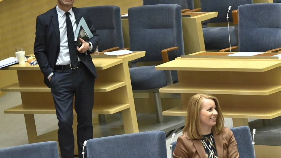 Ulf Kristerssons Moderaterna och Annie Lööfs Centerpartiet ökar i senaste stora opinionsmätningen från SCB. Det ene växer med oppositionsrollen, den andra med ett konstruktivt samarbete med regeringen.
