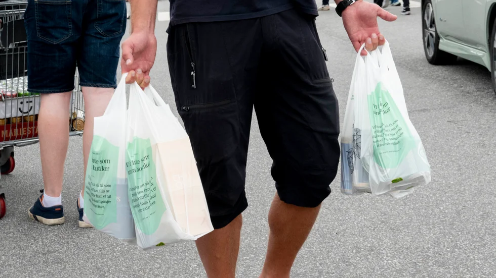 En man hotade sin kompis att slänga honom i ån efter att denne druckit upp all alkohol.