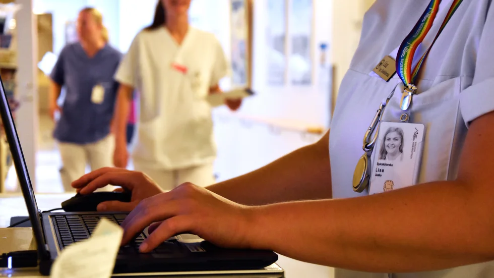– "Det krävs även fler karriärvägar och möjligheter att utvecklas på jobbet. Innovativa och nya lösningar som gör att det patientnära arbetet underlättas är prioriterat", skriver Robert Winroth (M), kandidat till Regionfullmäktige och tidigare miljöpartistiskt regionråd.