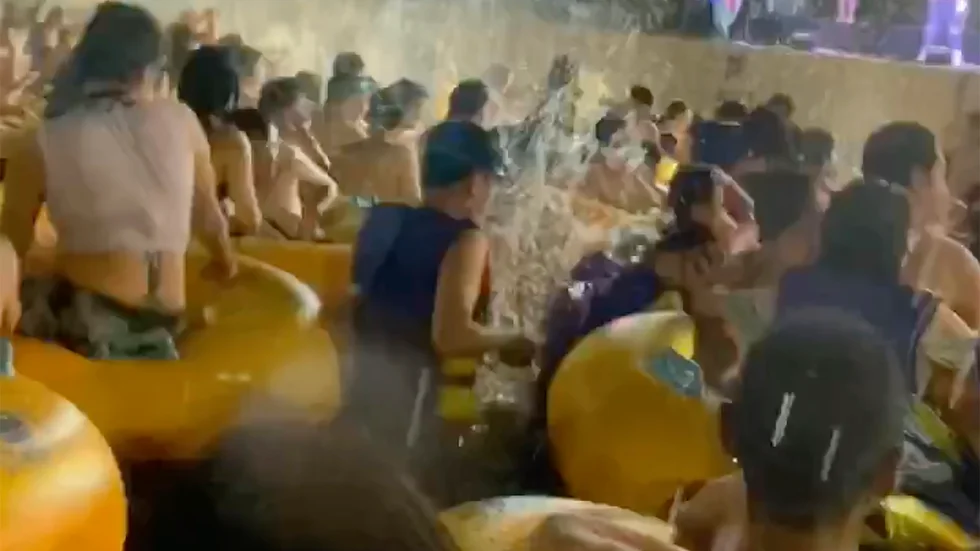 Bild från en video från den stora fest i Wuhan som fått världen att höja på ögonbrynen.
