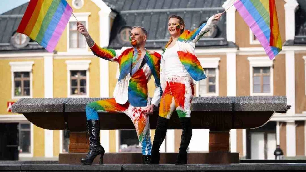 Fredrik Bromander tillsammans med Linköpingsartisten Elin Saanum, som har gjort den officiella låten till Linköping Pride. Nu ställs paraderna ställs in