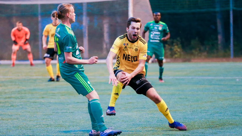 Här viker sig benet för Notvikens Jacob Engström.