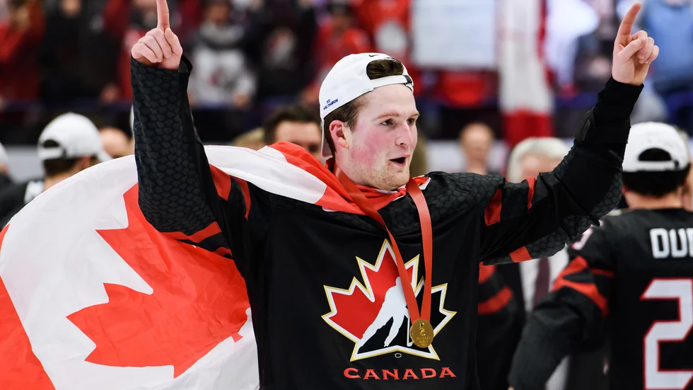 Alexis Lafrenière, som jublar efter söndagens final i Junior-VM 2020, är den troliga draftettan som New York Rangers nu kan lägga vantarna på. Arkivbild.