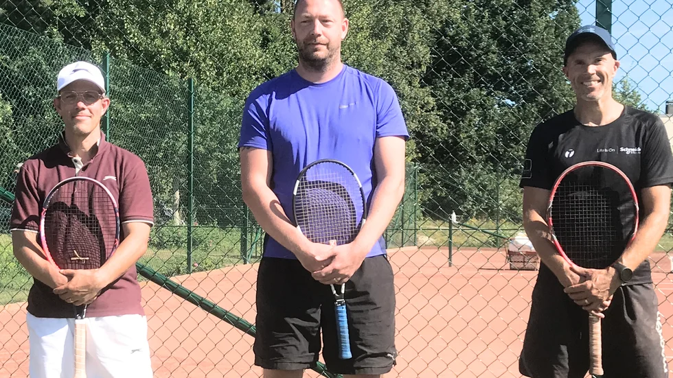 Segraren Johan Rosendahl flankeras av Andreas Grahn och Mikael Magnér som delade på andraplatsen i Tennisakademins sommarblixt.