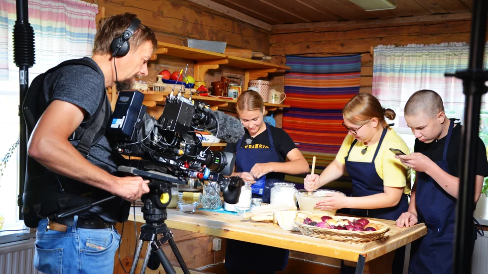Här filmar fotografen Andreas Säker ungdomarna (från vänster) Josefin Persson, Ellen Suikki Nilsson och Edwin Jaako när det bakar Rieska.