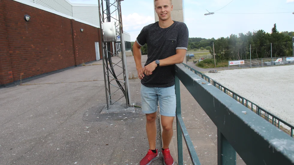 Julius Pohjanoksa i shorts när han anlände till Norrköping i augusti.