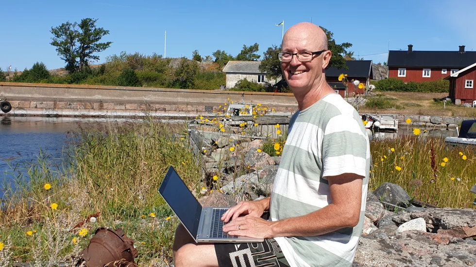 Mats I Lundgren har skrivit en del av "Sydväst om Ytterskär" i skärgårdsmiljö, men i en annan än den utanför Oxelösund som skildras i boken.