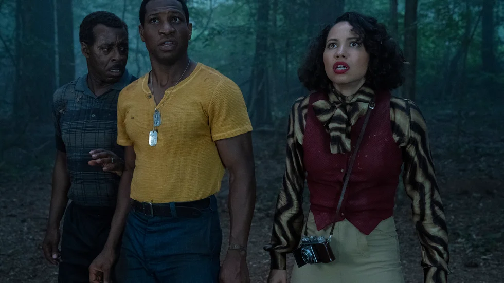 Courtney B Vance, Jonathan Majors och Jurnee Smollett-Bell rymmer från rasistiska bonnläppar och kosmiska monster i HBO:s "Lovecraft country". Pressbild.