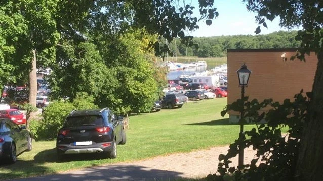 Insändarskribenten menar att det finns en parkering i Sundbyholm för badgäster som oftast har lediga platser när det samtidigt är parkeringskaos nere vid hamnen.
