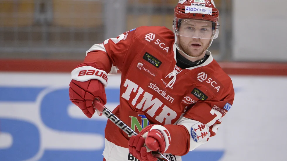 Modos Sebastian Ohlsson, här i Timrås tröja, fördes till sjukhus efter en otäck olycka.