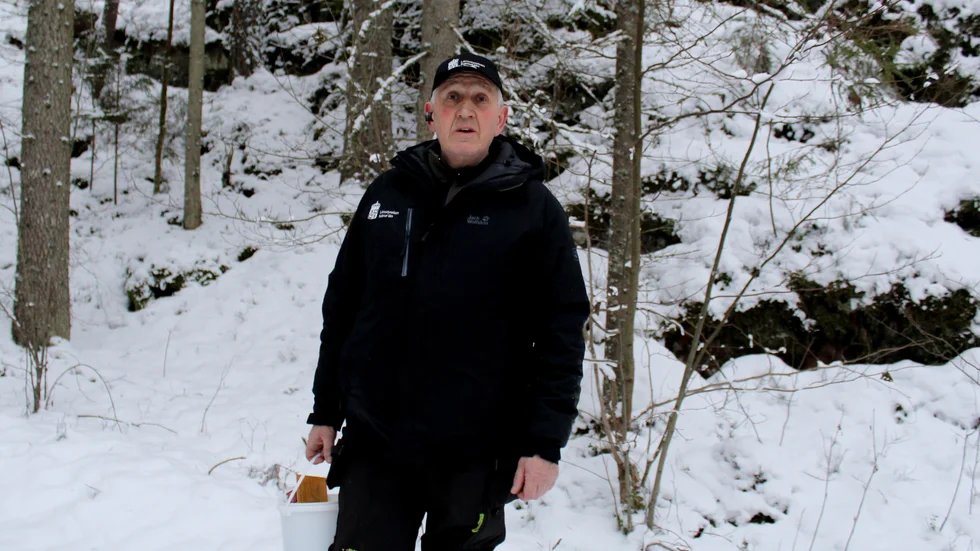 "I norra delen på länet så har vi i vissa områden lite mer lodjur. I Odensvi- och Tyllinge-området har vi haft gott om lodjur.", säger Roger Lundberg, här en arkivbild från när han kvalitetssäkrade lodjursspår i skogarna kring Djursdala och Locknevi i januari 2021. 