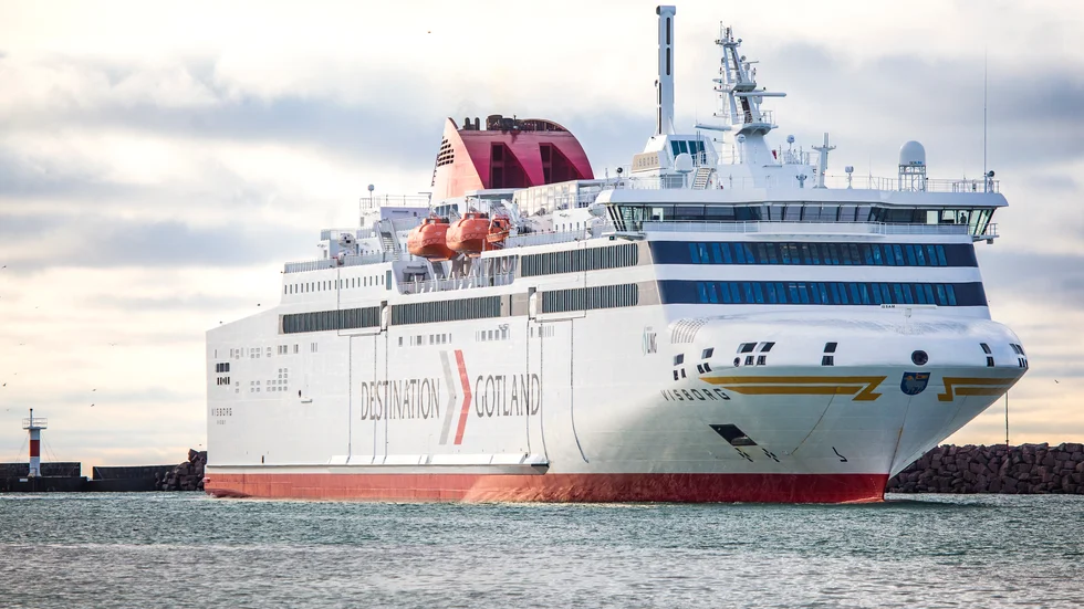 Regeringens beslut om att begränsa antalet deltagare vid sammankomster och tillställningar gäller inte allmänna färdmedel, däremot har antalet platser på Destination Gotlands färjor begränsats. 