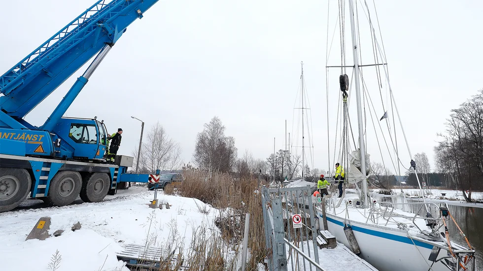 Kranföraren Magnus Hägglöf insåg snabbt att en större kran behövdes för att lyfta upp den 15 ton tunga segelbåten på land. "Den får vänta en dag", sa han efter ett seriöst försök.