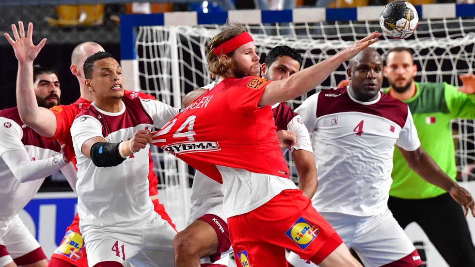 Yossef Ali försöker stoppa Danmarks Mikkel Hansen i VM-mötet som danskarna vann stort.