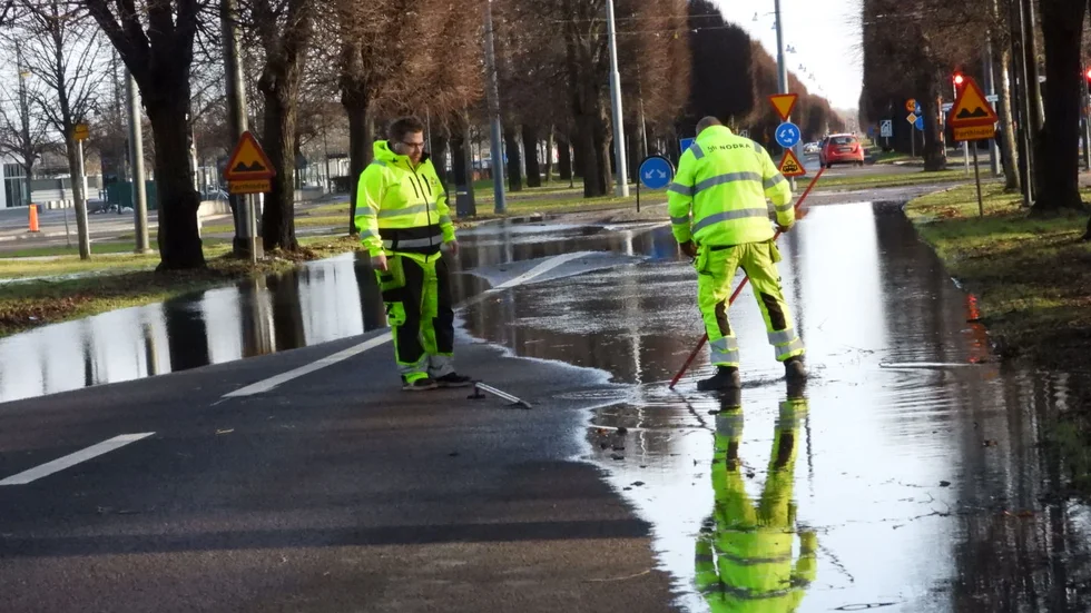 Nodra arbetar med vattenläckan på Norra promenaden.