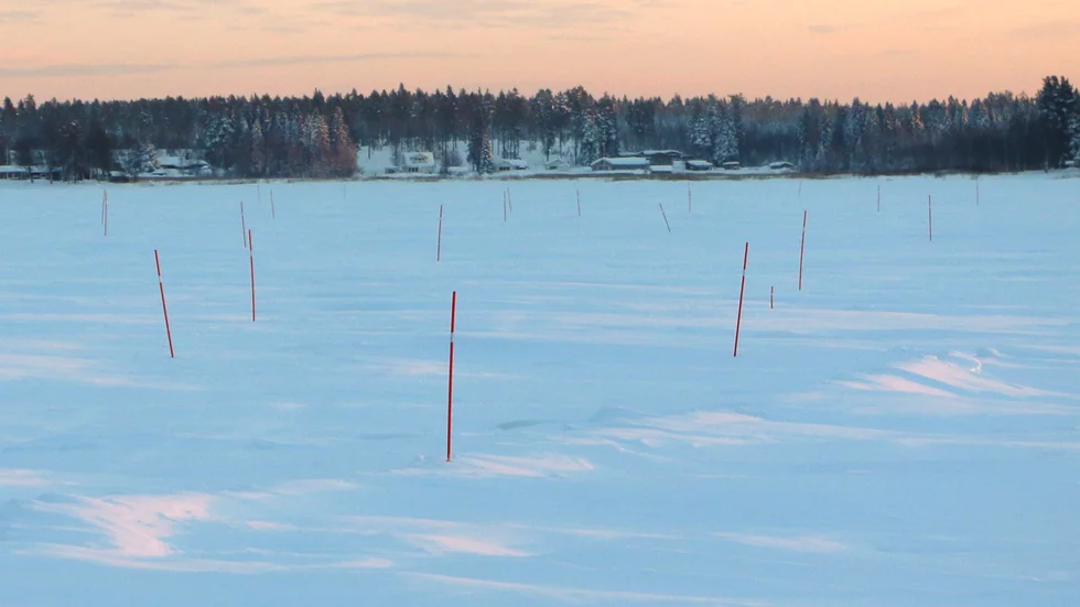 Plogpinnar i snön vittnar om isbanans sträckning. Snöstormen i början av veckan raderade ut det som plogats upp.