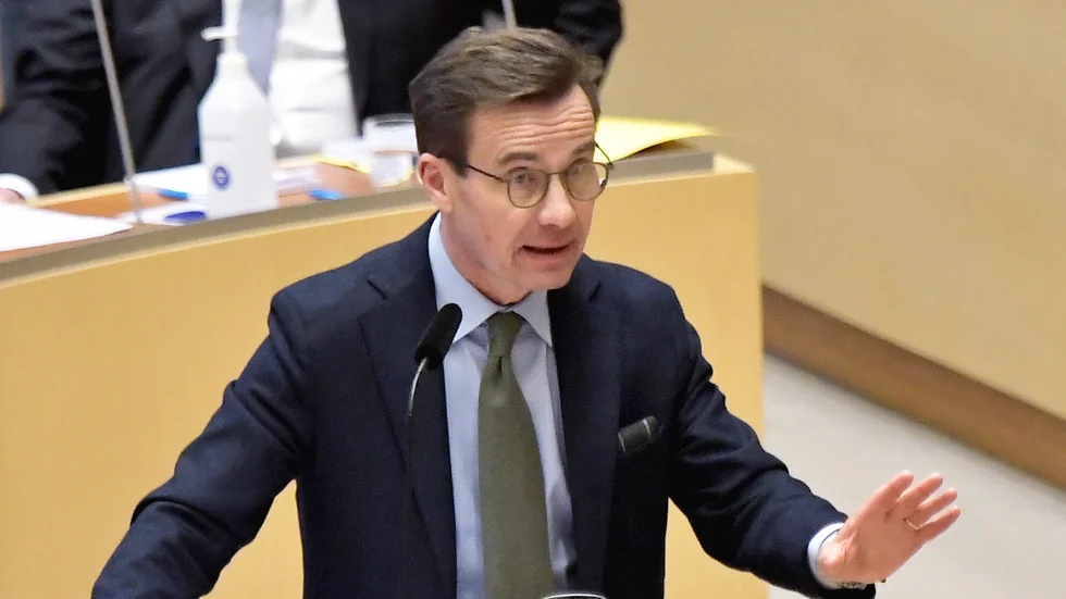 Moderaternas partiledare Ulf Kristersson vill att alla i vården som har kontakt med riskgrupper ska vaccinera sig, eller fundera på att byta jobb eller acceptera omplacering.