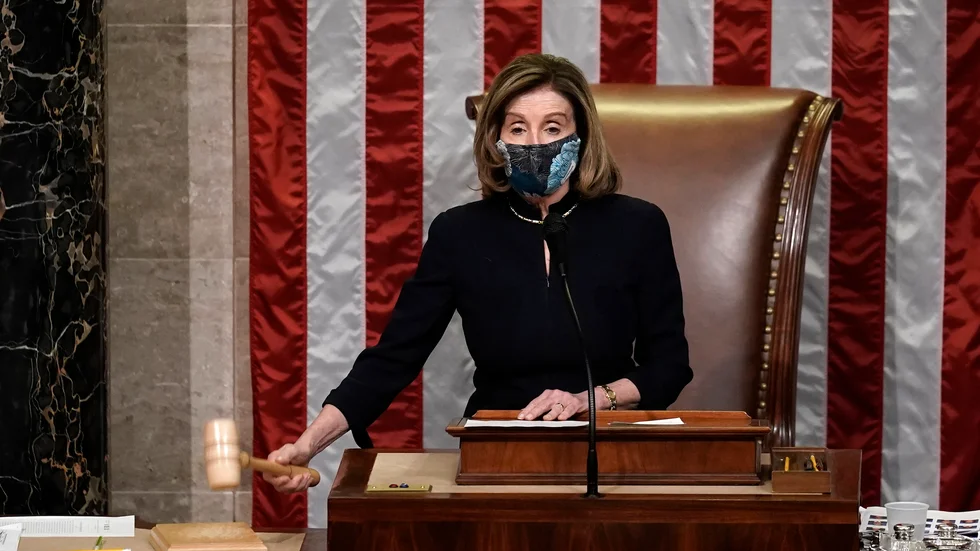 Representantshusets talman Nancy Pelosi klubbar igenom omröstningen om att Trump ställs inför riksrätt.  