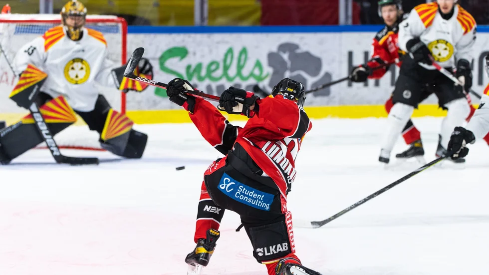 Nils Lundkvist med ett av sina skott mot Brynäs.