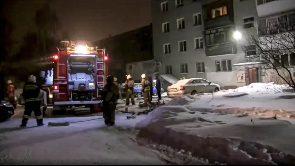 Brandmän i insats vid niovåningshuset i Jekaterinburg. Bilden har distribuerats av Rysslands krisdepartement.