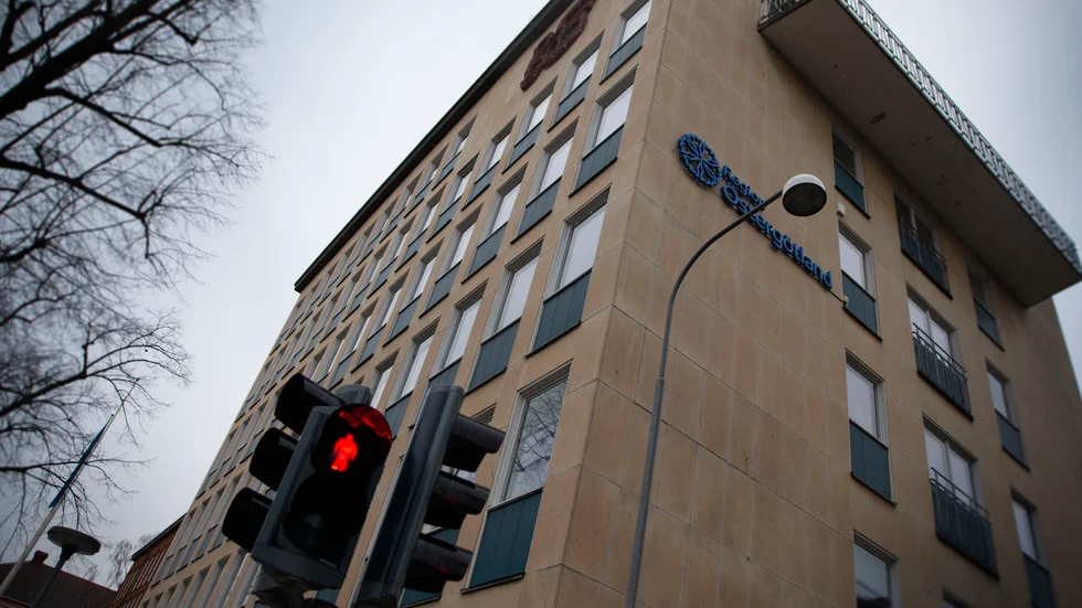 Tolv anställda och tidigare anställda inom Region Östergötland har åtalats för inblandning i en muthärva där de bland annat ska ha tagit emot surfplattor och presentkort.