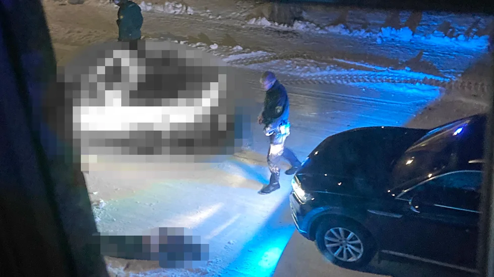 Här grips epa-traktorföraren efter att polisen fysiskt har prejat fordonet, för att få stopp på färden. Föraren misstänks för flera brott.